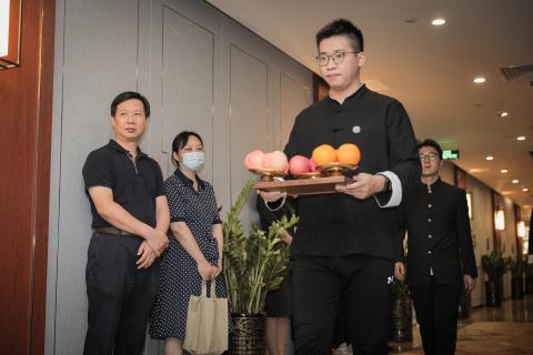 罗湖区委统战部副部长、工商联党组书记叶志伟一行到巨星国际调研
